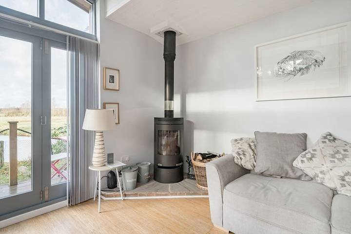 Secluded, New Forest Riverside Lodge in Fordingbridge, Hampshire