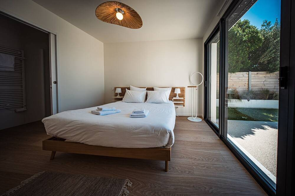 Maison contemporaine avec piscine intérieur in Carantec, Ceinture Dorée