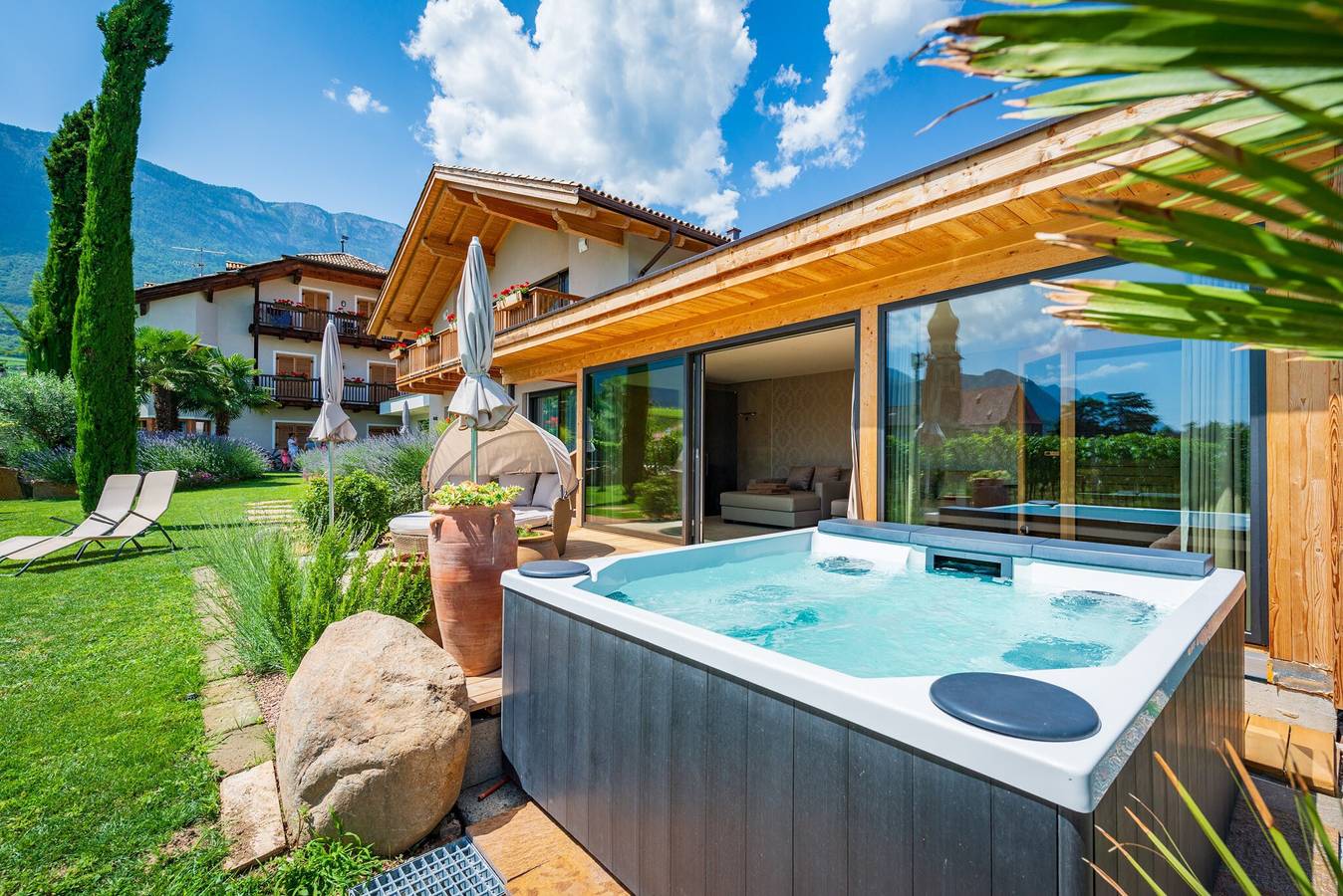 Ganzes Studio, Einzimmerwohnung 'Weinangerhof Apartment Birnbaum' mit Bergblick, Wlan und Klimaanlage in St. Pauls, Eppan an der Weinstraße