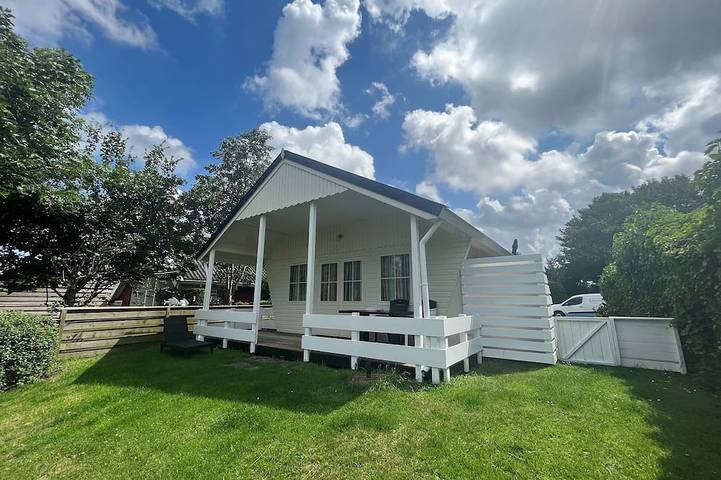Vakantiewoning voor 3 personen, with whirlpool and tuin as well as terras and sauna in Lauwersmeer