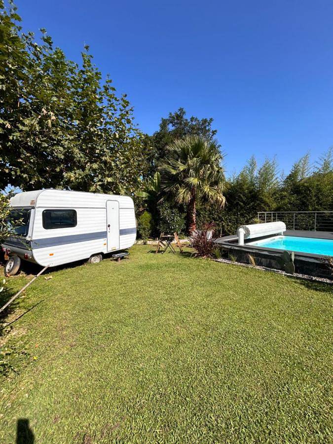 Chambre d’hôte pour 2 personnes, avec terrasse et piscine ainsi que vue et jardin, animaux acceptés
