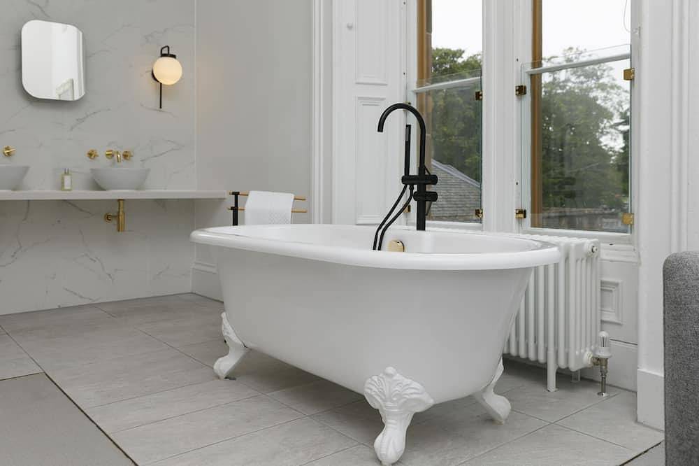 A lews castle that sleeps 2 guests in 1 bedroom in Lewis and Harris, Äußere Hebriden