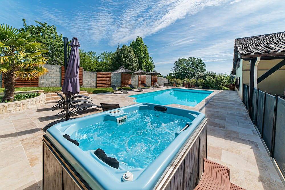 Geräumiges, 410 m² großes 3-Sterne-Ferienhaus mit privatem beheiztem Pool, Spa, Kanus und Paddelboot in Trentels, Villeneuve-sur-Lot und Umgebung