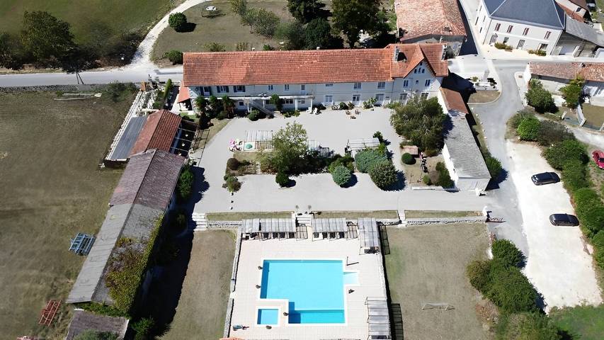 Gîte pour 13 personnes, avec terrasse ainsi que jardin et piscine à Passirac