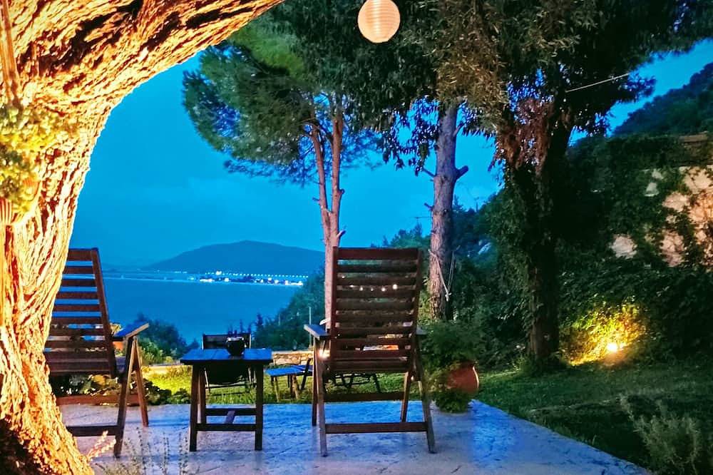 Cottage house with terrace & sea view, only 3' away from the beach in Grèce