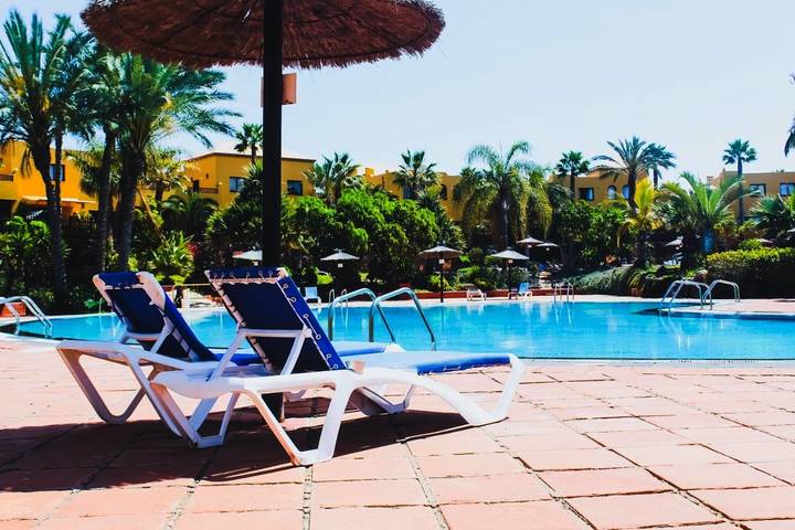Apartahotel para 4 personas, con piscina además de vistas y jardín en Fuerteventura