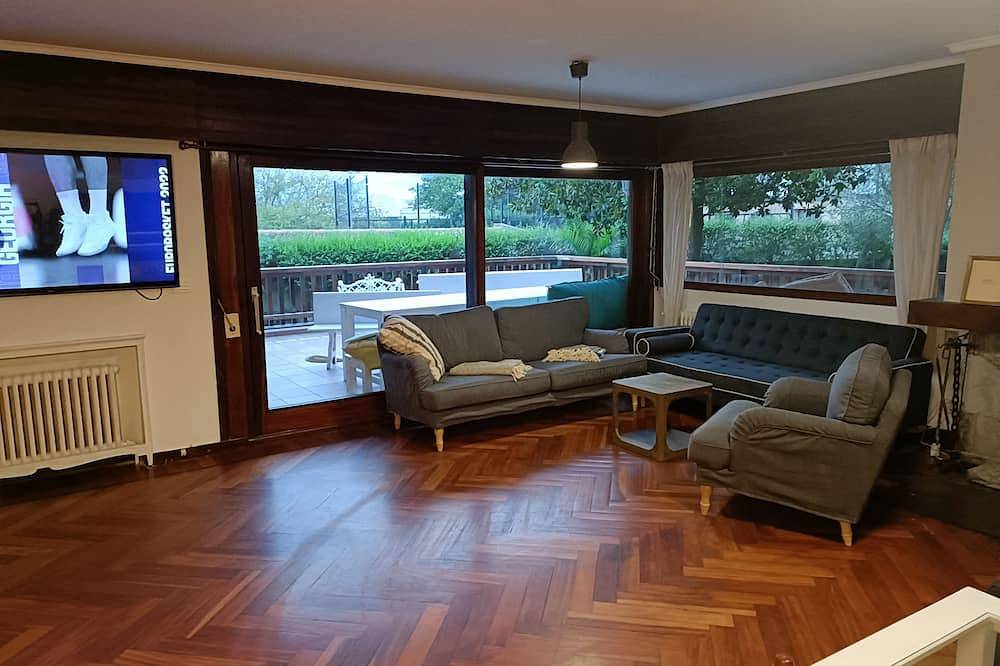 9 Rooms. 600 sqm house. 3000 sqm garden. 500 sqm Parking. in Getxo, Basque Coast (Spain)