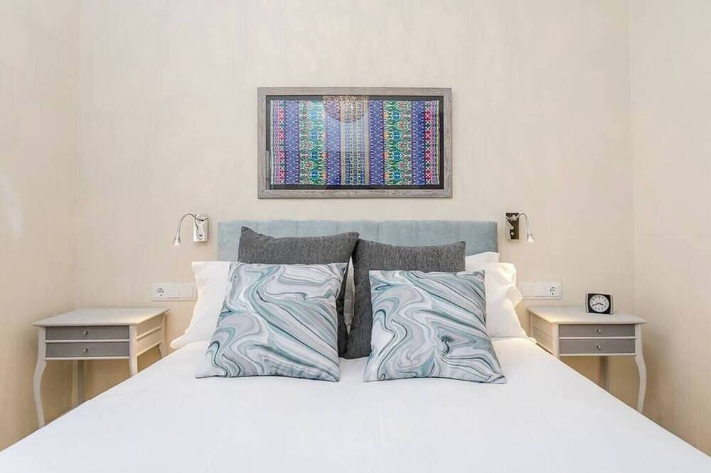 Encantadora e histórica casa de 3 dormitorios completamente renovada y diseñada para una estancia agradable y cómoda en Barcelona. in Cornellá de Llobregat, Bajo Llobregat