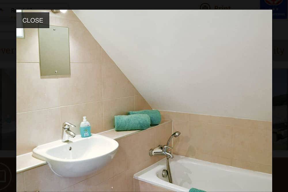 Entire apartment, 1 Bedroom, 1 Bathroom Apartment with Parking. in Peak Forest, Derbyshire