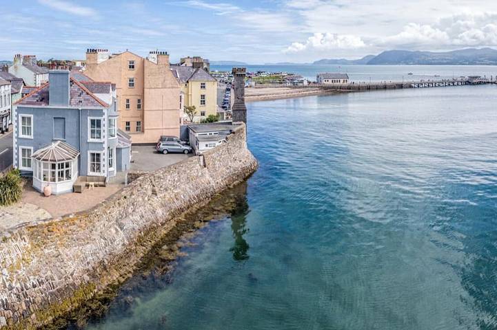 Ferienhaus für 16 Personen, mit Whirlpool und Terrasse sowie Garten
