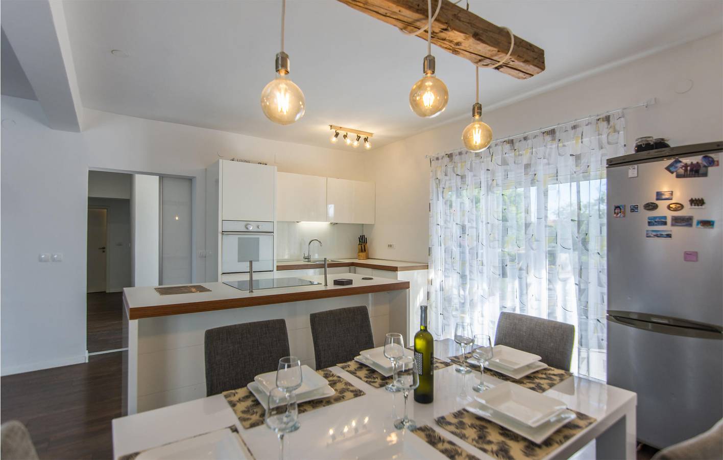 Charmante 2-Zimmer-Wohnung mit Pool und Terrasse, WLAN und Küche in Zadar