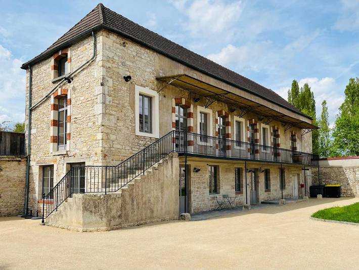 Chambre d’hôte pour 15 personnes, avec Balcon et Terrasse ainsi que Jardin et Piscine