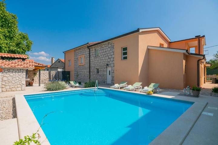 Ferienhaus für 10 Personen, mit Balkon und Terrasse sowie Pool und Ausblick