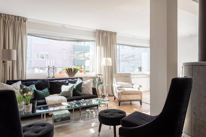 Location de vacances pour 13 personnes, avec terrasse ainsi que sauna et vue dans Orebro