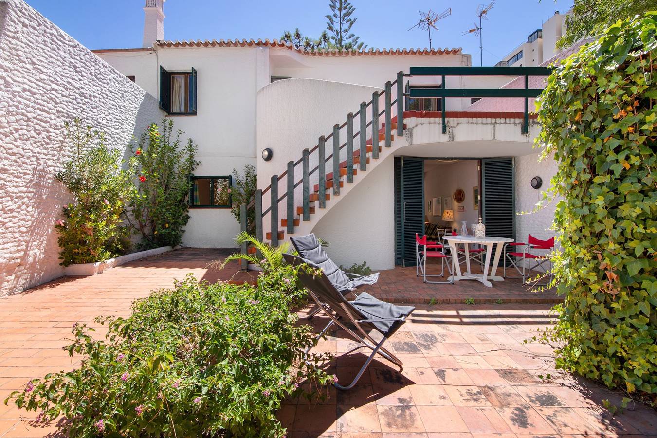 Apartamento inteiro, Apartamento 'Casa Azamor' com terraço privado, jardim privado e Wi-Fi in Monte Gordo, Distrito de Faro