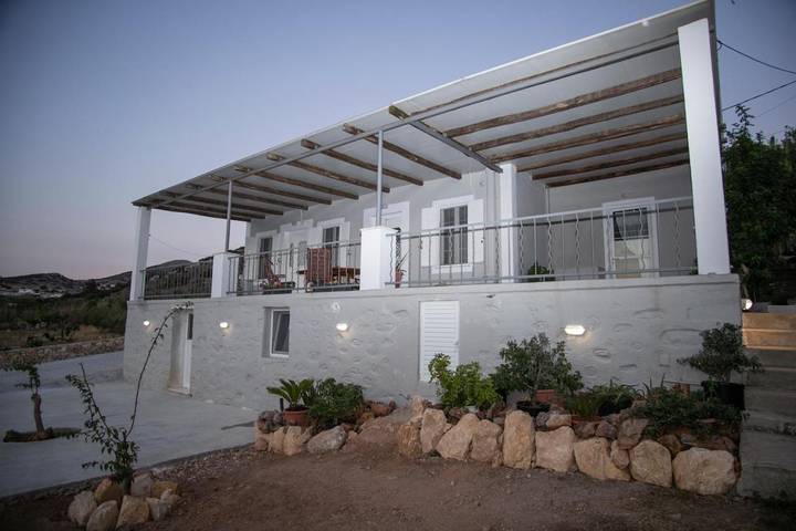 Location de vacances pour 6 personnes, avec vue et jardin dans Finikas