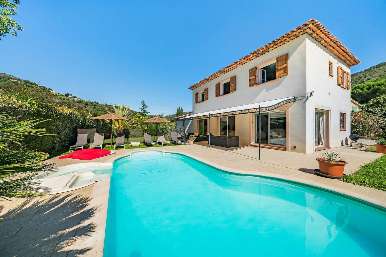 Villa con piscina a orillas del río Siagne in Auribeau-sur-Siagne, Costa mediterránea (Francia)