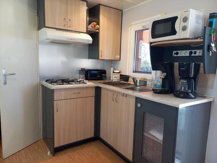 Camping pour 6 personnes, avec bassin pour enfant et vue ainsi que terrasse et piscine, adapté aux familles à Vic-la-Gardiole - 2