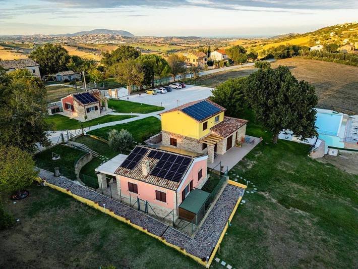 Casa vacanza per 3 persone, con giardino e panorama nonché piscina in Recanati