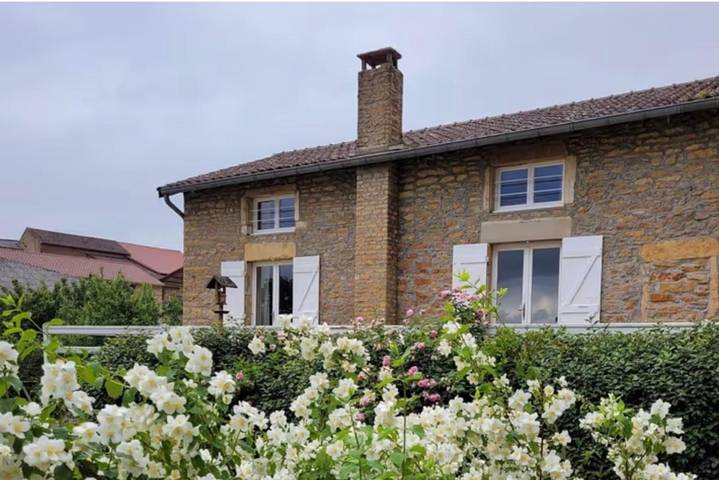 Location de vacances pour 2 personnes, avec jardin et vue dans Jalogny