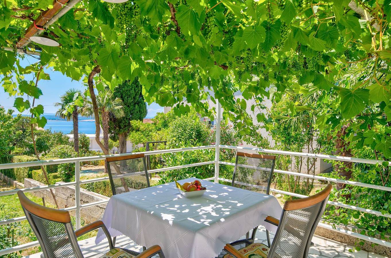 Ganze Wohnung, Lauschiges Apartment nur 200 Meter zum Sandstrand mit Meerblick, Grill, Klima in Crni molo, Crikvenica