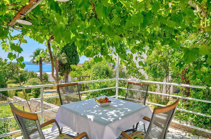Ferienwohnung für 2 Personen, mit Balkon und Garten in Crikvenica