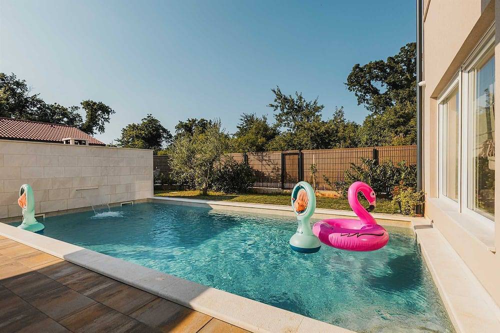 4Bd-Villa mit Swimmingpool und Spielplatz in der Nähe des Strandes Duga Uvala in Marčana, Südküste Istrien