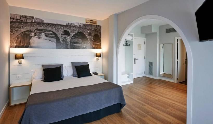 Hôtel pour 2 personnes, avec Terrasse et Vue à Vic