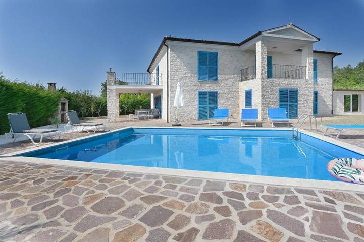 Ferienhaus für 9 Personen, mit Balkon und Terrasse sowie Garten und Pool