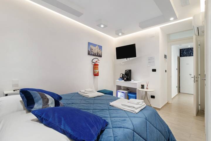 Room 'Il Filo Di Arianna - Camera 1' with Wi-Fi and Air Conditioning in Bari, Bari Province
