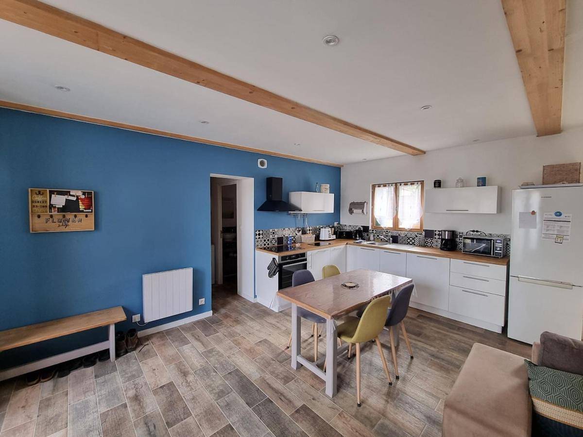 Appartement entier, Apartment with Terrace in Hières-sur-Amby, Région de La Tour-du-Pin