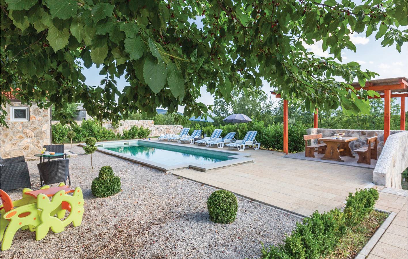 Ganze Ferienwohnung, Gemütliche 124 m² große Wohnung mit Pool, Terrasse und WLAN in Dalmatinisches Zagora