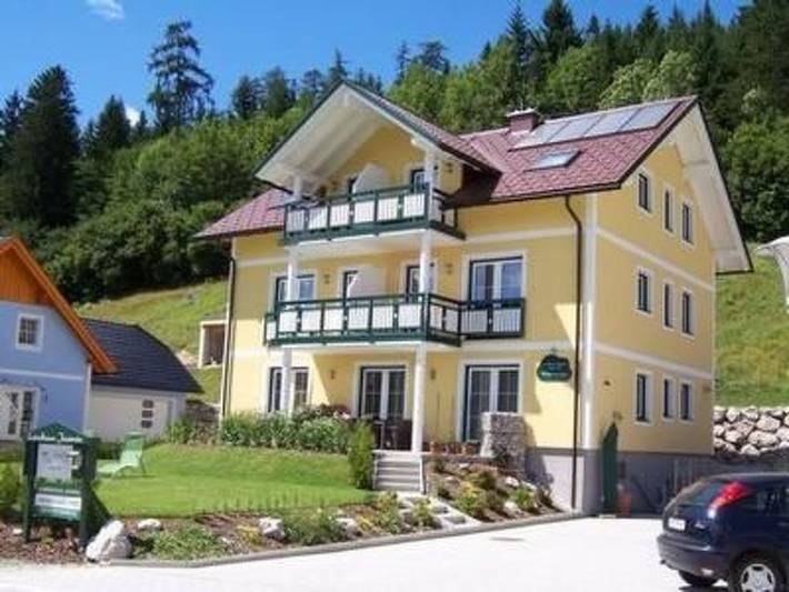 Ferienwohnung für 5 Personen, mit Balkon und Terrasse sowie Garten und Ausblick in Bad Mitterndorf