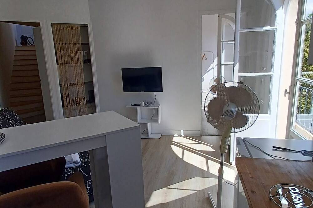 Entire apartment, Fully-equipped 2-room apartment with 50m2 semi-covered terrace. in Le Rouret, Cannes region