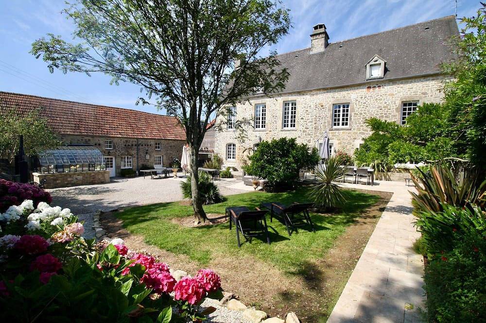 Duckerie 55 Pers corps de ferme avec 5 maisons in Tamerville, Côte de la Déroute