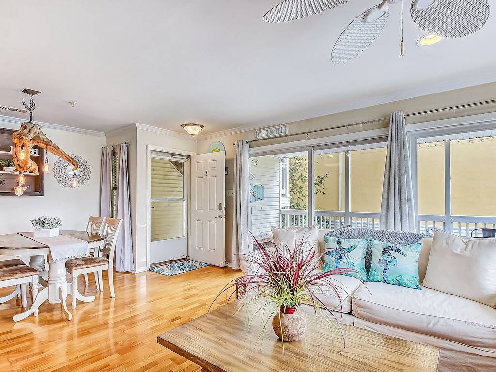 Ganze Wohnung, Heated Pool Access,Walk to Beach in Tybee Island, Chatham County