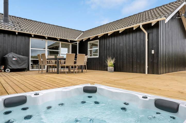 Ferienhaus für 6 Personen, mit Whirlpool und Sauna sowie Terrasse in Hvide Sande