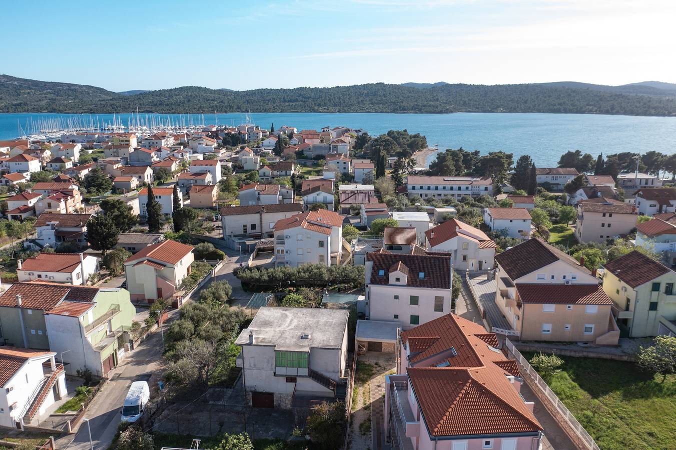 Ganze Wohnung, 2-Zimmer-Ferienwohnung mit Balkon und Meerblick Pirovac, Sibenik A-22567-b in Pirovac, Šibenik-Knin