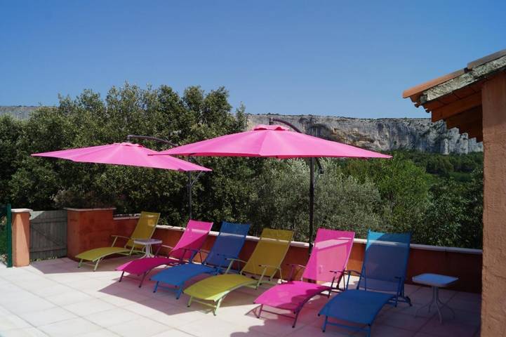 Location de vacances pour 2 personnes, avec jardin et piscine ainsi que terrasse et vue à Lioux - 4