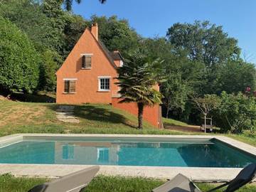 Gîte pour 6 personnes, avec piscine ainsi que vue et jardin à Journiac