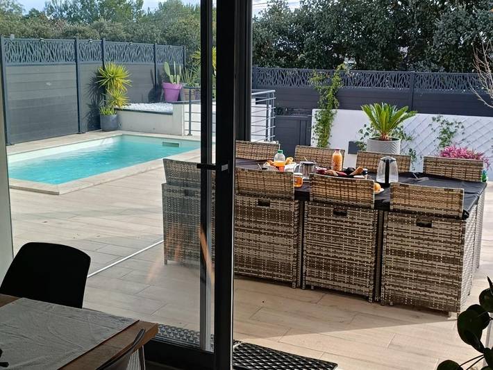 Location de vacances pour 6 personnes, avec piscine ainsi que vue et jardin à Milhaud - 4