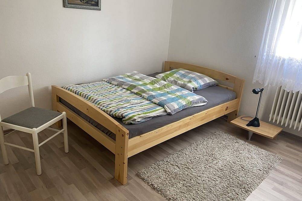 Ganze Wohnung, Idyllische Ferienwohnung (95qm) mit 3 Schlafzimmern, Wlan und Blick auf den Steigerwald in Dettelbach, Fränkisches Weinland