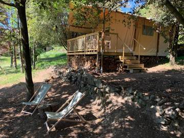 Tente pour 4 personnes, avec vue ainsi que jardin et piscine dans le Gard