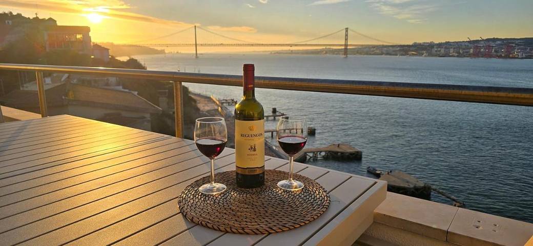 Apartamento para 6 personas, con terraza y vistas en Almada