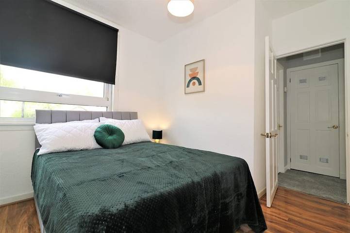 Stunning 2 Bedroom Maindoor Home With Front & Back Private Garden in West Dunbartonshire