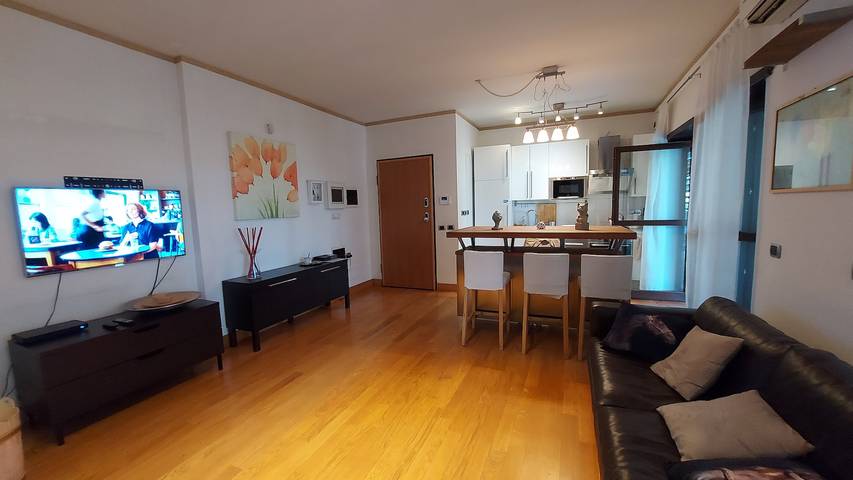 Ferienwohnung für 5 Personen, mit Balkon/Terrasse und Garten sowie Seeblick in Rom