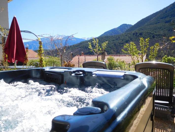 Location de vacances pour 2 personnes, avec Jacuzzi et Terrasse ainsi que Jardin et Vue à Escaro