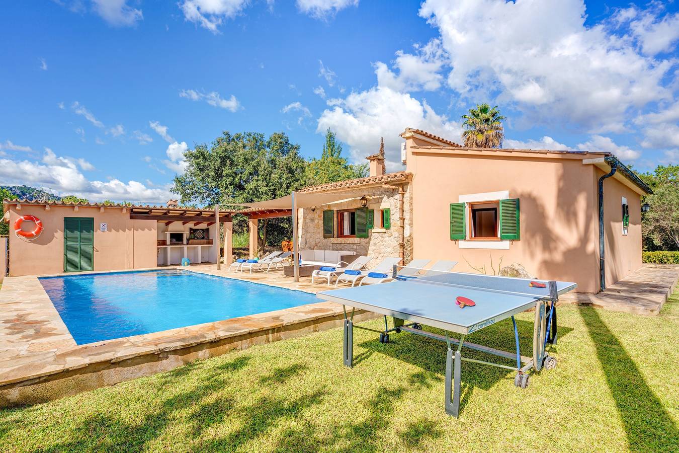 Villa Joana mit Bergblick, Wi-Fi, Garten, Pool & Terrassen in Pollença, Mallorca Norden