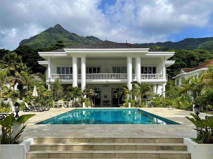 Hôtel pour 4 personnes, avec vue et bassin pour enfant ainsi que jardin et piscine dans Beau Vallon