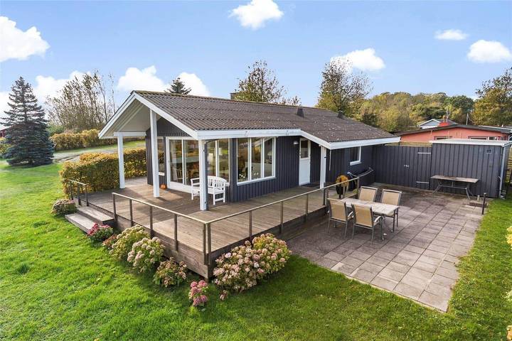 Ferieudlejning for 4 personer, med terrasse i Sandvig